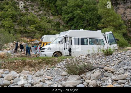 Das VW-Wohnmobil des Reisenden wurde im Camp eingerichtet Stockfoto