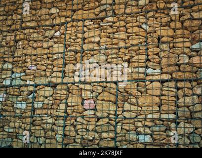 Tafel- und Gabionenzäune aus Stein - dekorative Wand Stockfoto