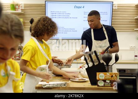 Paris, Frankreich, nov 20. 2019 - der französische Fußballmeister Kylian Mbappe bei einem Kochkurs mit Kindern, um ihre Aufmerksamkeit auf eine bessere, weniger süße Ernährung zu lenken. Stockfoto