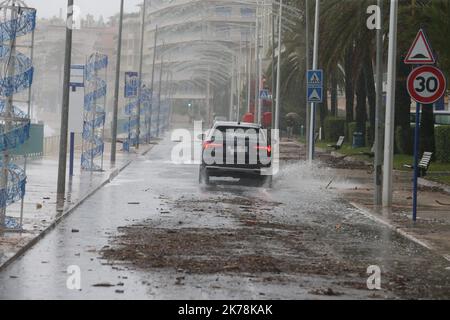 Schlechtes Wetter an der Cote d'Azur. Die Küstenstraßen sind abgeschnitten, große Erdrutsche auf kleinen Straßen. Flüsse sind überflutet. Stockfoto