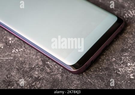 Burn-in OLED-Bildschirm auf Samsung-Handy. Sichtbare Markierungen, gebrannter Bildschirm auf einem Smartphone-Nahaufnahme. Warschau, Polen - 16. Oktober 2022. Stockfoto