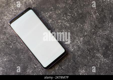 Burn-in OLED-Bildschirm auf Samsung-Handy. Sichtbare Markierungen, verbrannter Bildschirm auf einem Smartphone. Warschau, Polen - 16. Oktober 2022. Stockfoto