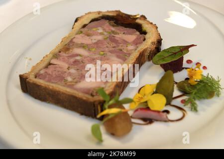 Championnat du monde de pâté Crout à Lyon le 2 décembre 2019 -'pâté croute au foie Gras et sang de canard challandais' de Osamu Tsukamoto (Restaurant Cerulean Tower à Tokyo) au cours de la finale du championnat du monde de pâté croute 2019 au Restaurant Selcius à Lyon. World Pie Championship in Lyon Stockfoto