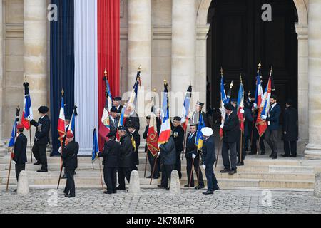 Der Präsident der Republik, Emmanuel Macron, führt den nationalen Tribut an die dreizehn Soldaten, die am 02. Dezember 2019 im Innenhof des Hotel des Invalides für Frankreich in Mali gestorben sind. Stockfoto