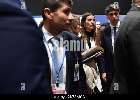 Carolina Schmidt, die beste chilienne de la COP 25 (elle est Ministre de l'environnement au Chili) entourée de ses Conseiller. 2019 Rahmenübereinkommen der Vereinten Nationen über Klimaänderungen. COP25 SPANIEN 3. DEZEMBER 2019 Stockfoto