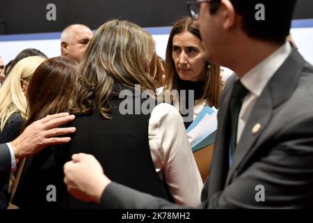 Carolina Schmidt, die beste chilienne de la COP 25 (elle est Ministre de l'environnement au Chili) entourée de ses Conseiller. 2019 Rahmenübereinkommen der Vereinten Nationen über Klimaänderungen. COP25 SPANIEN 3. DEZEMBER 2019 Stockfoto