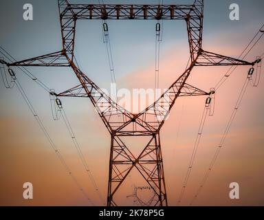 Hochspannungsleitung bei Sonnenuntergang Stockfoto