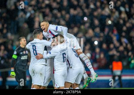 Edinson Cavani von Paris Saint-Germain feiert das fünfte Tor seiner Mannschaft im Spiel mit seinen Teamkollegen Stockfoto