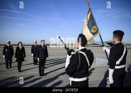 Der französische Präsident Emmanuel Macron überprüft die Truppen auf dem Luftwaffenstützpunkt 123 von Orleans-Bricy, bevor er seine Neujahrsrede an die französischen Streitkräfte richtet. Stockfoto