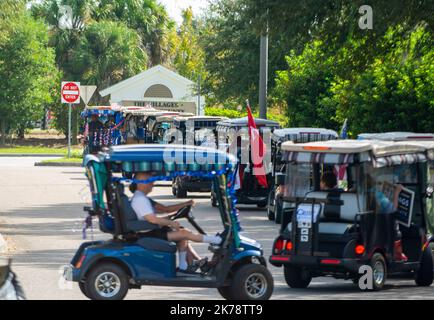 The Villages, Florida, USA. 17. Oktober 2022. Am 17. Oktober 2022, The Villages, FL: Eine Parade von Golfkarren führt nach einem Wahlkampfauftritt des demokratischen Senatskandidaten, Rep. Val Demings, zu einem frühen Wahllokal in den Dörfern, einer weitläufigen Altersgruppe in Zentral-Florida. (Bild: © Dominic Gwinn/ZUMA Press Wire) Bild: ZUMA Press, Inc./Alamy Live News Stockfoto