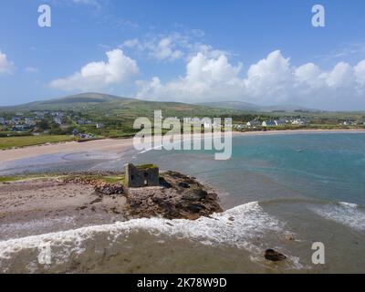 Irland - Grafschaft Kerry - Ballinskelligs Blue Flag Beach auch bekannt als Ladies Beach mit dem McCarthy Mór Castle. Drohnenaufnahme, Tageslicht. Stockfoto