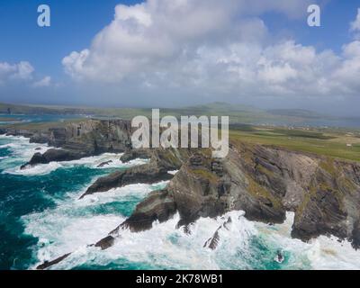 Irland, Grafschaft Kerry - die Kerry Cliffs stehen über 1000ft über dem wilden Atlantik, wahrscheinlich der spektakulärste in Kerry. Drohne geschossen. Stockfoto