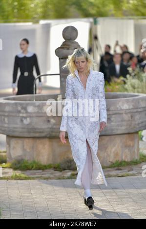 Ein Model läuft auf der Piste während der Chanel Haute Couture Spring Summer 2020 im Rahmen der Paris Fashion Week am 21. Januar 2020 in Paris, Frankreich. Stockfoto