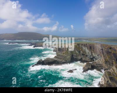 Irland, Grafschaft Kerry - die Kerry Cliffs stehen über 1000ft über dem wilden Atlantik, wahrscheinlich der spektakulärste in Kerry. Drohne geschossen. Stockfoto