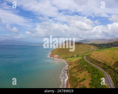 Irland - Grafschaft Kerry - Aussichtspunkt auf der Bergbühne - am Ring von Kerry gelegen, ist dieser Ort sehr gut zum Wandern geeignet. Drohnenaufnahme, Tageslicht. Stockfoto
