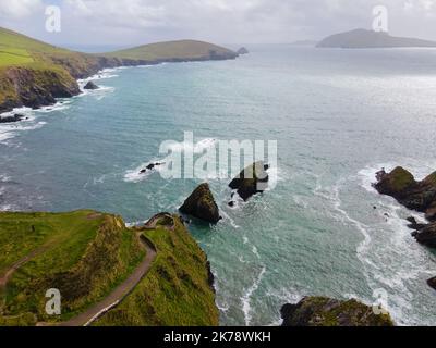 Irland, County Kerry - Dunquin Pier Ich lag über der malerischen Fahrt Slea Head. In den Sommermonaten bringt eine Fähre Besucher zur Great Blasket Island Stockfoto
