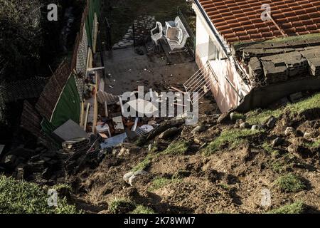 Erdrutsch in der Stadt Codalet, drei unbesetzte Häuser für unmittelbare Gefahr. Stockfoto