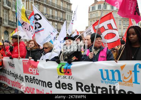 ©PHOTOPQR/VOIX DU Nord/Alexis Christiaen (PIB) ; 24/01/2020 ; Manifestation contre la reforme des retraites a Lille - France , 24 January 2020. Gewerkschaften, die Eisenbahner und Verkehrsarbeiter und viele andere im öffentlichen Sektor vertreten, haben zu einem 51-tägigen Generalstreik und einer Demonstration in Folge aufgerufen, um gegen die Reform des Rentensystems durch die französische Regierung zu protestieren. Stockfoto