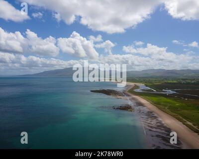 Irland - Grafschaft Kerry - Castlegregory Beach ist ein 4-5 km langer, miteinander verbundener Strand in Tralee Bay. Drohnenaufnahme, Tageslicht. Stockfoto