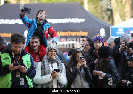 La foule devant le stand de Sébastien Ogier während der Rallye Monte Carlo 2020 in St-Clement-sur-Durance am Freitag, den 24. Januar 2020. Stockfoto