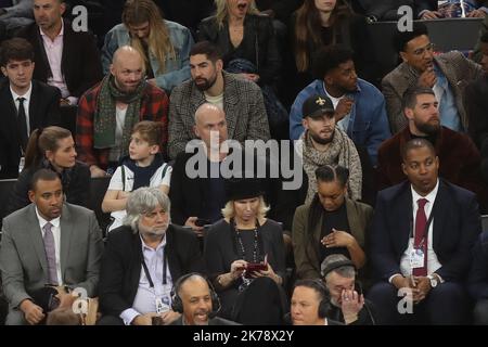 Thierry omeyer , Vincent Gerard , Nicolas Karabatic und Luka Karabatic während des Basketballspiels von NBA Paris Game 2020 zwischen Milwaukee Bucks und Charlotte Hornets am 24. Januar 2020 in der AccorHotels Arena in Paris, Frankreich - Foto Laurent Lairys /MAXPPP Stockfoto