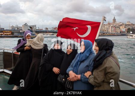 17. Oktober 2022: Türkische Flagge mit Hintergrund des Galata-Turms im Stadtteil Beyoglu in Istanbul, während arabische Touristen am 17. Oktober 2022 auf die Abfahrt der Fähre in Istanbul, Turkiye, warten. (Bild: © Tolga Ildun/ZUMA Press Wire) Stockfoto