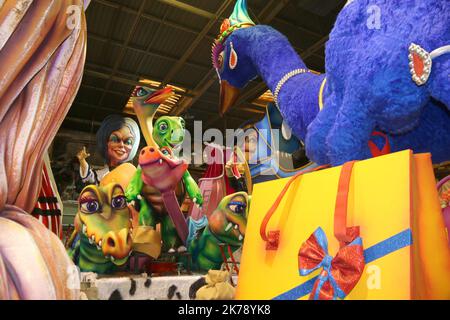 Die Schwimmer werden vor dem Karneval von Nizza in Frankreich vorbereitet©Sylvestre/MAXPPP - Nice France 10/02/2020 ; SYLVESTRE / MAXPPP carnaval roi de la Mode atelier du carnaval,préparation des chars - Nice carnaval preparations feb 10 2020 Stockfoto