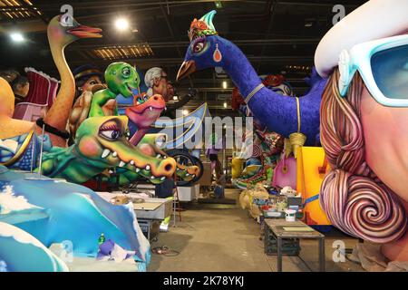 Die Schwimmer werden vor dem Karneval von Nizza in Frankreich vorbereitet©Sylvestre/MAXPPP - Nice France 10/02/2020 ; SYLVESTRE / MAXPPP carnaval roi de la Mode atelier du carnaval,préparation des chars - Nice carnaval preparations feb 10 2020 Stockfoto