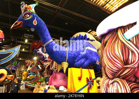 Die Schwimmer werden vor dem Karneval von Nizza in Frankreich vorbereitet©Sylvestre/MAXPPP - Nice France 10/02/2020 ; SYLVESTRE / MAXPPP carnaval roi de la Mode atelier du carnaval,préparation des chars - Nice carnaval preparations feb 10 2020 Stockfoto