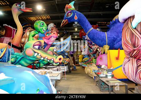 Die Schwimmer werden vor dem Karneval von Nizza in Frankreich vorbereitet©Sylvestre/MAXPPP - Nice France 10/02/2020 ; SYLVESTRE / MAXPPP carnaval roi de la Mode atelier du carnaval,préparation des chars - Nice carnaval preparations feb 10 2020 Stockfoto