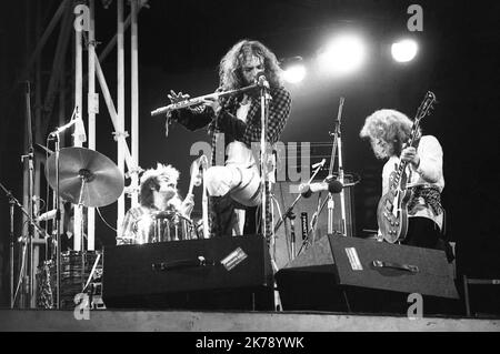 Jethro Tull, Ian Anderson auf dem berühmten Festival der Insel Wight im Jahr 1970 wird geschätzt, dass zwischen 600 und 700.000 Menschen besucht haben. Sonntag, 30. August 1970 Stockfoto