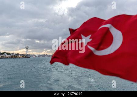 17. Oktober 2022: Türkische Flagge mit Hintergrund der Küste des Uskudar-Distrikts in Istanbul, Turkiye am 17. Oktober 2022. (Bild: © Tolga Ildun/ZUMA Press Wire) Stockfoto