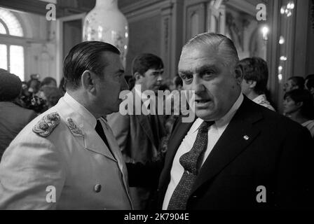 Antonio Domingo Bussi (links), argentinischer General, zusammen mit Albano Eduardo Harguindeguy, argentinischer General, während eines Nachlasses im Casa Rosada (Regierungsgebäude) anlässlich der Amtseinführung des defacto-Vorsitzes von General Leopoldo Fortunato Galtieri im Dezember 1981 Stockfoto