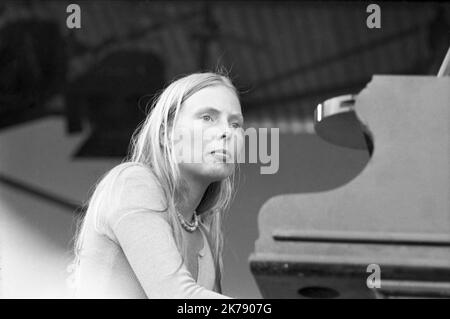 / 29/08/1970 - Vereinigtes Königreich / England / Isle of Wight - Joni Mitchell beim berühmten Isle of Wight Festival im Jahr 1970 wurden schätzungsweise 600 bis 700.000 Menschen besucht. Samstag, 29. August 1970 Stockfoto