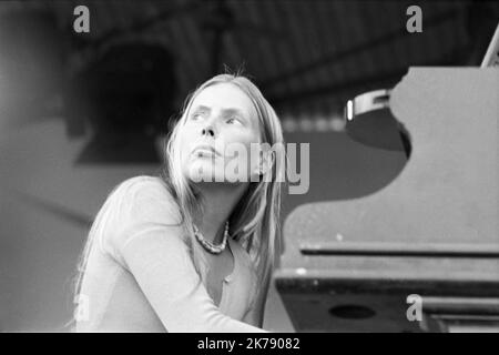 / 29/08/1970 - Vereinigtes Königreich / England / Isle of Wight - Joni Mitchell beim berühmten Isle of Wight Festival im Jahr 1970 wurden schätzungsweise 600 bis 700.000 Menschen besucht. Samstag, 29. August 1970 Stockfoto