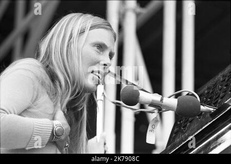 / 29/08/1970 - Vereinigtes Königreich / England / Isle of Wight - Joni Mitchell beim berühmten Isle of Wight Festival im Jahr 1970 wurden schätzungsweise 600 bis 700.000 Menschen besucht. Samstag, 29. August 1970 Stockfoto