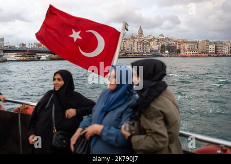 17. Oktober 2022: Türkische Flagge mit Hintergrund des Galata-Turms im Stadtteil Beyoglu in Istanbul, während arabische Touristen am 17. Oktober 2022 auf die Abfahrt der Fähre in Istanbul, Turkiye, warten. (Bild: © Tolga Ildun/ZUMA Press Wire) Stockfoto