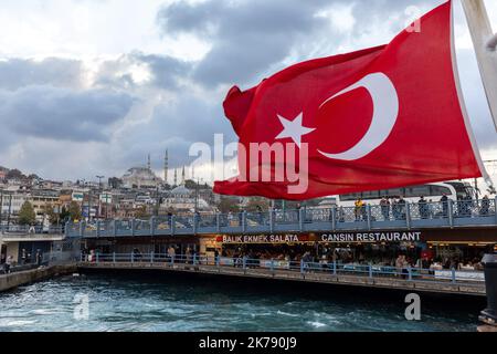 17. Oktober 2022: Türkische Flagge mit Hintergrund der Galata-Brücke und der Süleymaniye-Moschee im Istanbuler Stadtteil Fatih, Turkiye, am 17. Oktober 2022. (Bild: © Tolga Ildun/ZUMA Press Wire) Stockfoto