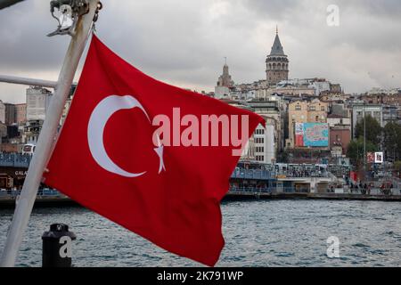 17. Oktober 2022: Türkische Flagge mit Hintergrund des Galata-Turms im Stadtteil Beyoglu von Istanbul, Turkiye, am 17. Oktober 2022. (Bild: © Tolga Ildun/ZUMA Press Wire) Stockfoto