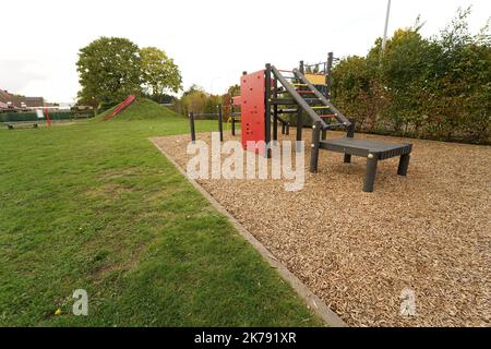 Nahaufnahme in einem weiten Winkel auf einem leeren Spielplatz mit farbenfroher Kletterausrüstung in einem öffentlichen Kinderpark Stockfoto