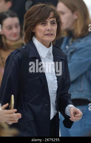 Ines de la Fressange et sa fille Violette Chanel defile MARCH 03 Runway during the Chanel as part of the Paris Fashion Week Womenswear Fal Winter 2020/2021 on March 03, 2020 in Paris, France. Stockfoto