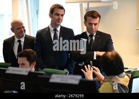 Der französische Präsident Emmanuel Macron, flankiert von dem französischen Gesundheits- und Solidaritätsminister Olivier Veran und dem französischen Gesundheitsdirektor Jerome Salomon, besuchen am 3. März in Paris das CORRUSS-Zentrum (Centre operationnel de Regulation et de reponse aux urgences sanitaires et sociales), das sich mit dem neuartigen Coronavirus (Covid-19) befasst. 2020. Stockfoto