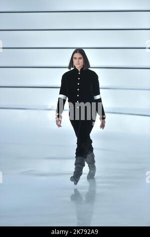 Ein Model geht während der Chanel Ready to Wear Fashion Show im Rahmen der Paris Fashion Week Womenswear Herbst/Winter 2020-2021 am 03. März 2020 in Paris, Frankreich, auf die Piste. Stockfoto