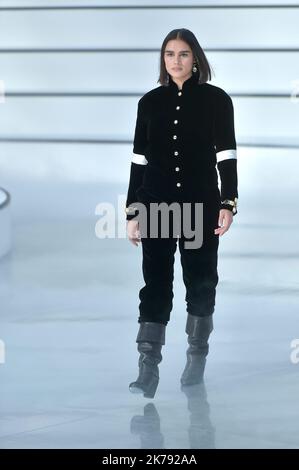 Ein Model geht während der Chanel Ready to Wear Fashion Show im Rahmen der Paris Fashion Week Womenswear Herbst/Winter 2020-2021 am 03. März 2020 in Paris, Frankreich, auf die Piste. Stockfoto