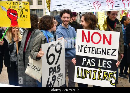 Demonstration gegen die Verwendung des Artikels 49 3 durch die Regierung zur Änderung des Rentenalters. Frankreich, Paris, 03. März 2020. Stockfoto