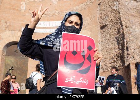 Rom, Italien. 15. Oktober 2022. Ein iranisches Mädchen protestiert in Rom gegen das iranische Regime (Foto: Matteo Nardone/Pacific Press/Sipa USA) Quelle: SIPA USA/Alamy Live News Stockfoto