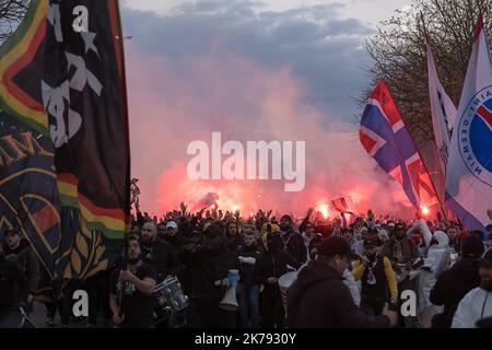 Die Anhänger von Paris Saint-Germain versammelten sich vor dem Stadion, als das Spiel hinter verschlossenen Türen gespielt wurde. Es gab keine Fans im Parc des Princes wegen Bedenken wegen des Coronavirus. Stockfoto