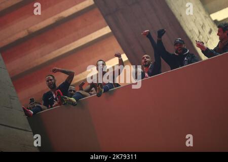 Die Anhänger von Paris Saint-Germain versammelten sich vor dem Stadion, als das Spiel hinter verschlossenen Türen gespielt wurde. Es gab keine Fans im Parc des Princes wegen Bedenken wegen des Coronavirus. Stockfoto