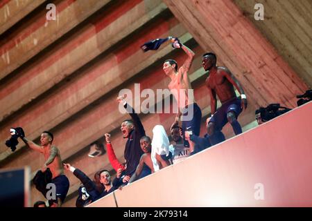 Die Anhänger von Paris Saint-Germain versammelten sich vor dem Stadion, als das Spiel hinter verschlossenen Türen gespielt wurde. Es gab keine Fans im Parc des Princes wegen Bedenken wegen des Coronavirus. Stockfoto