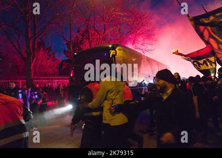 Die Anhänger von Paris Saint-Germain versammelten sich vor dem Stadion, als das Spiel hinter verschlossenen Türen gespielt wurde. Es gab keine Fans im Parc des Princes wegen Bedenken wegen des Coronavirus. Stockfoto